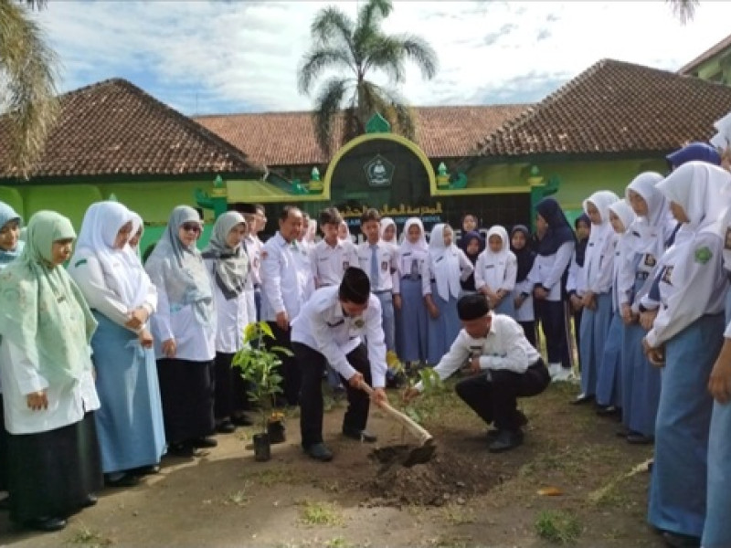 MAN Purworejo Sukseskan Gerakan Menanam Pohon Sejuta Pohon Matoa