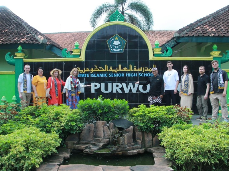 Pererat Jejaring Internasional, MAN Purworejo Sambut Hangat Delegasi Ufa University Science and Technology Rusia