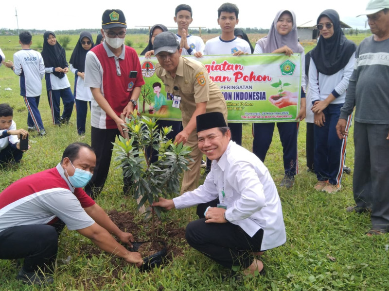 MAN Purworejo Menanam 1000 Pohon