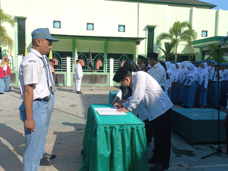 Pelantikan Pengurus OSIS, Paskibra, PKM, DA, dan PMR di MAN Purworejo 
