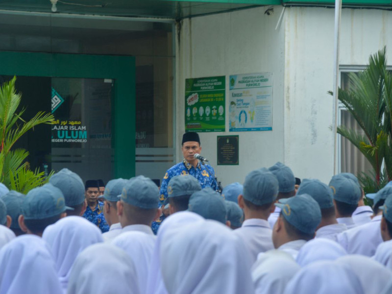 MAN Purworejo Gelar Upacara Rutin Sekaligus Sambut Kepala Sekolah Baru dan Banjir Penghargaan