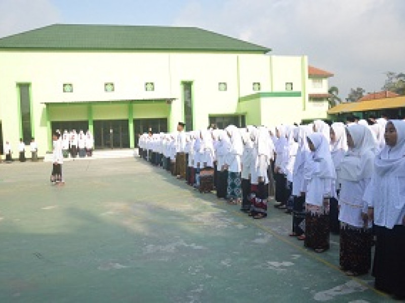 Memperingati HSN,  MAN Purworejo Khatam 30 Kali Baca Qurâ€™an Dalam 1 Jam