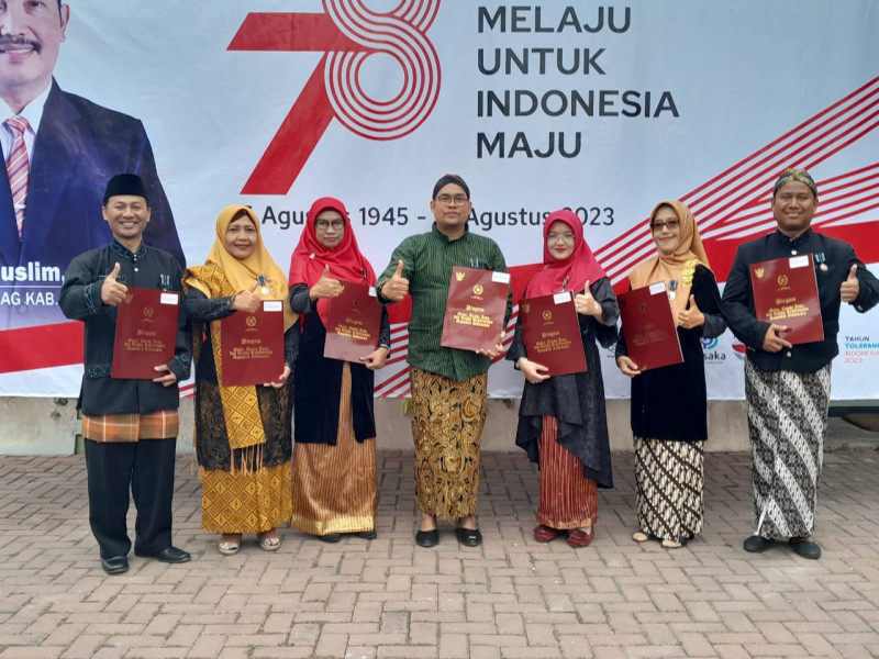 HUT ke-78 RI: 7 Guru MAN Purworejo Menerima Satya Lencana Karya Satya