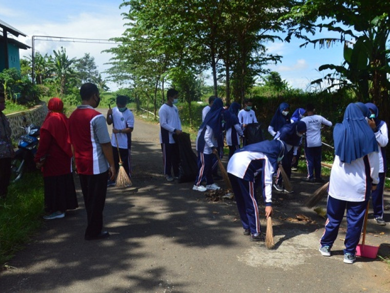 Peduli Sampah, Siswa MAN Purworejo Ke Gunung Tumpeng