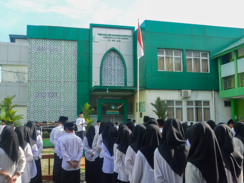 SANTRI NURUL ULUM BERAKSI Upacara Hari Santri di MAN Purworejo Berlangsung dengan Khidmat
